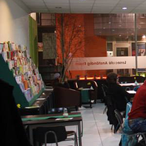 Die Buchausstellung. Im Hintergrund die Leseecke Die Buchausstellung. Im Hintergrund die Leseecke