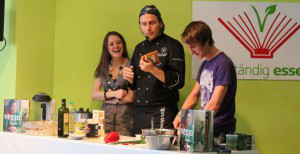 Björn Moschinski beim Kochen Björn Moschinski beim Kochen